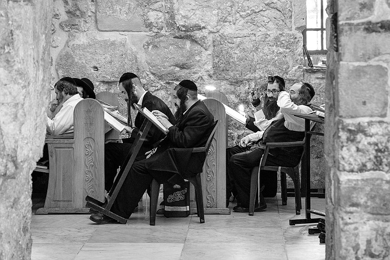 11 -GERUSALEMME- SINAGOGA - I PROFESSIONISTI DELLA PREGHIERA.jpg
